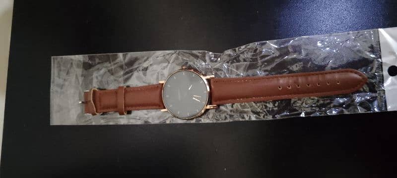 smart watch Hy or ek brown color ke simple watch Hy ya Dona sale Karen 11