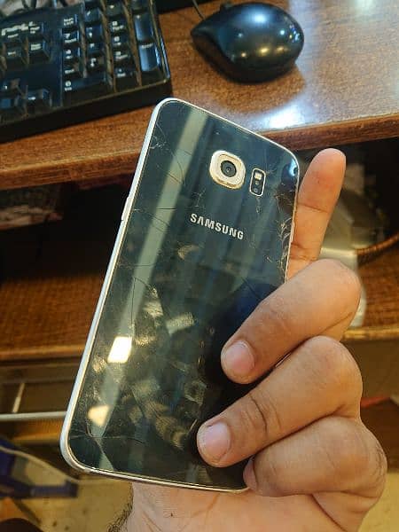 Samsung Galaxy S6 Edge with charger 3