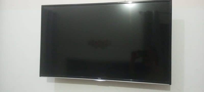 LED 40' TCL in original condition 3