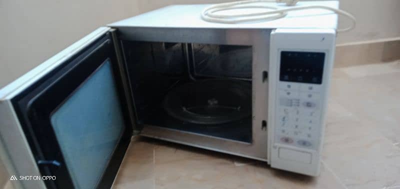 Microwave oven 4