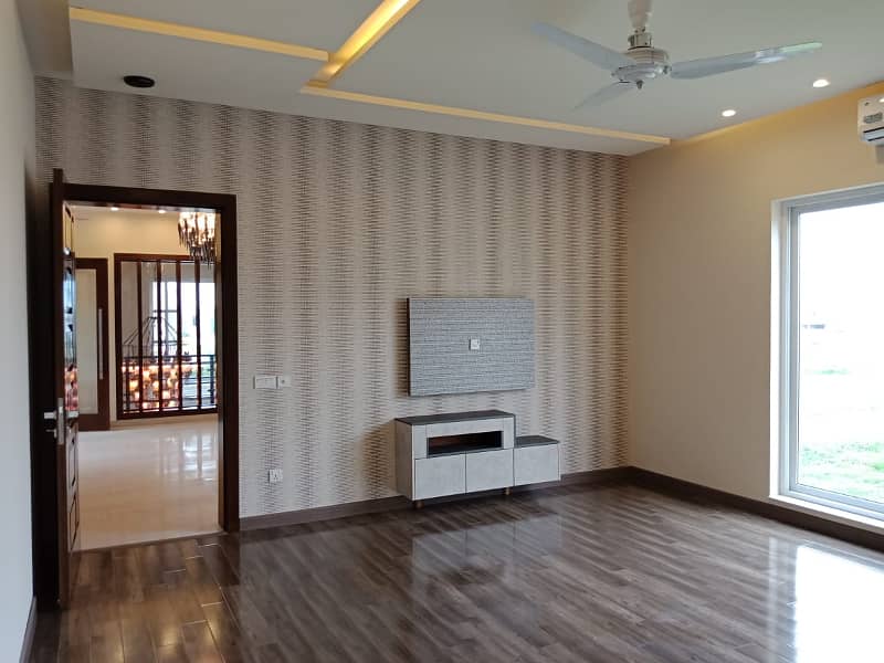 1 Kanal well maintained Modern bungalow for sale in Phase 4 Near Gold Crest Mall 3