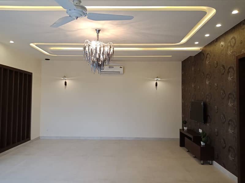 1 Kanal well maintained Modern bungalow for sale in Phase 4 Near Gold Crest Mall 10