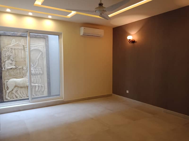 1 Kanal well maintained Modern bungalow for sale in Phase 4 Near Gold Crest Mall 11