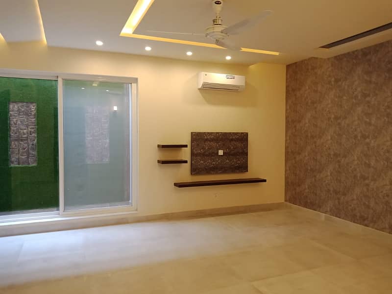 1 Kanal well maintained Modern bungalow for sale in Phase 4 Near Gold Crest Mall 12