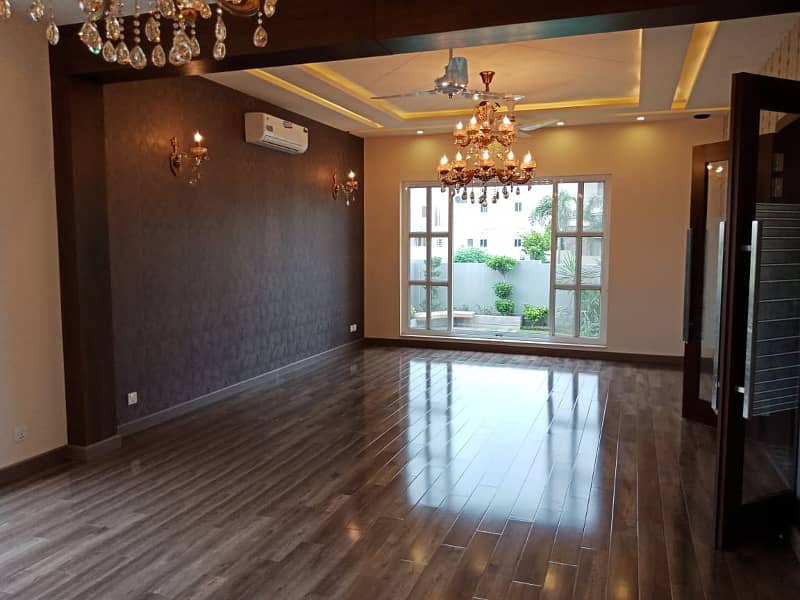 1 Kanal well maintained Modern bungalow for sale in Phase 4 Near Gold Crest Mall 24