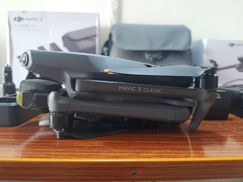 DJI MAVIC 3 CLASSIC WITH SMART CONTROLL_Combo Kit 4