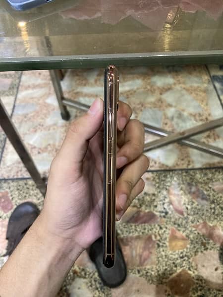 iPhone Xs FU 64GB (Golden) 3