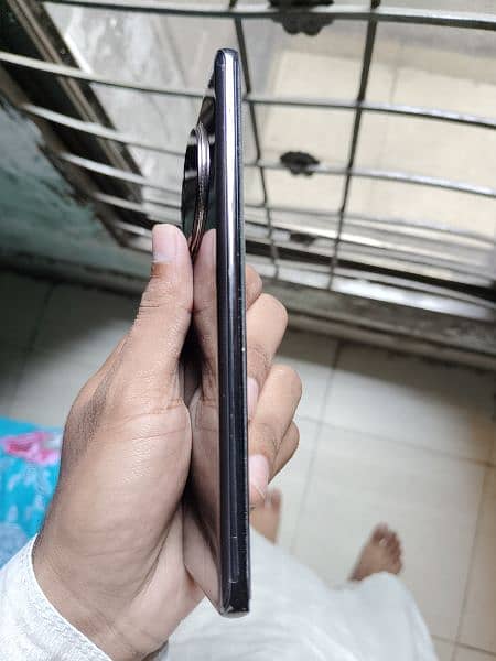 VIVO V30E 3