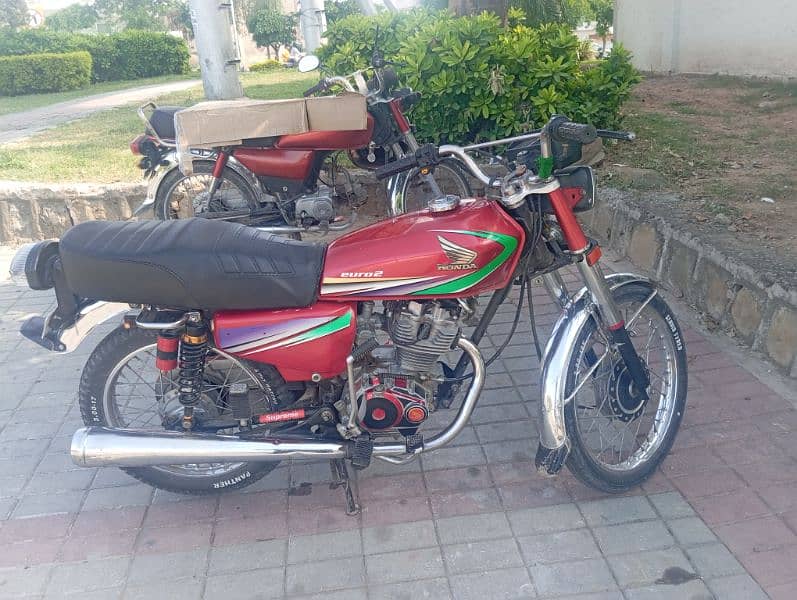 honda 125 13 model ha Rawalpindi Ka number laga hoya ha 1