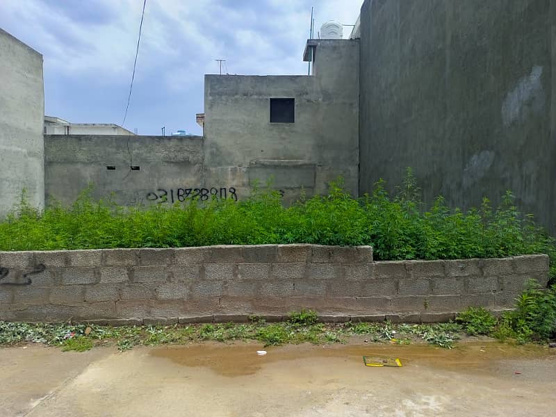 5 marla residencial plot available for sale prime location Paris city f block carpetes road water electricity available . 0