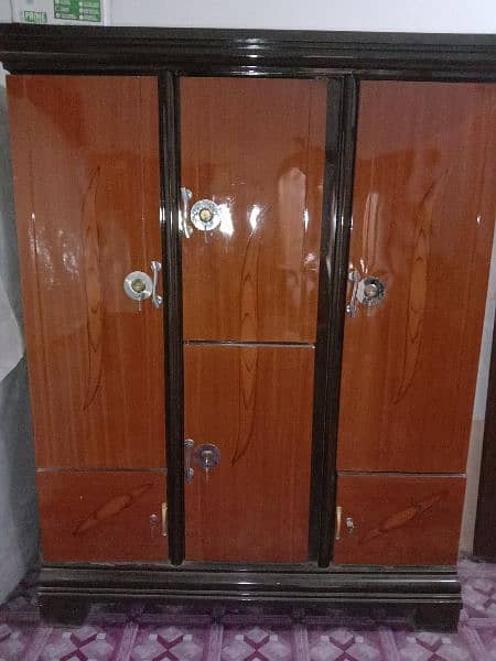 3 door safe available for sale in good condition 2