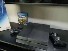 Playstation 4 - PS4 with two controllers and a Game