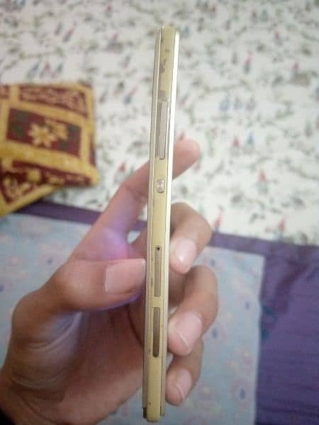 I am selling Huawei p8lite it is in best condition Ram 2gb Rom 16gb 4