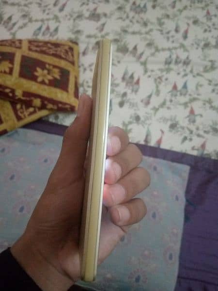 I am selling Huawei p8lite it is in best condition Ram 2gb Rom 16gb 5