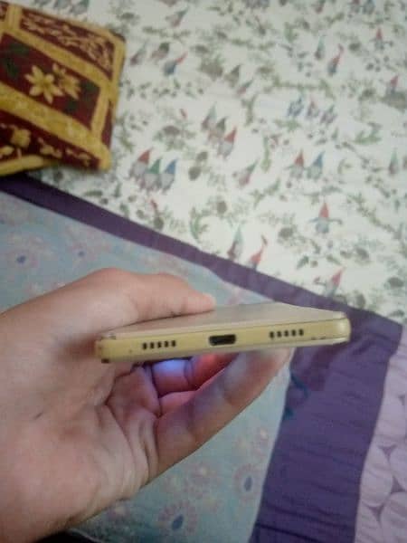 I am selling Huawei p8lite it is in best condition Ram 2gb Rom 16gb 6