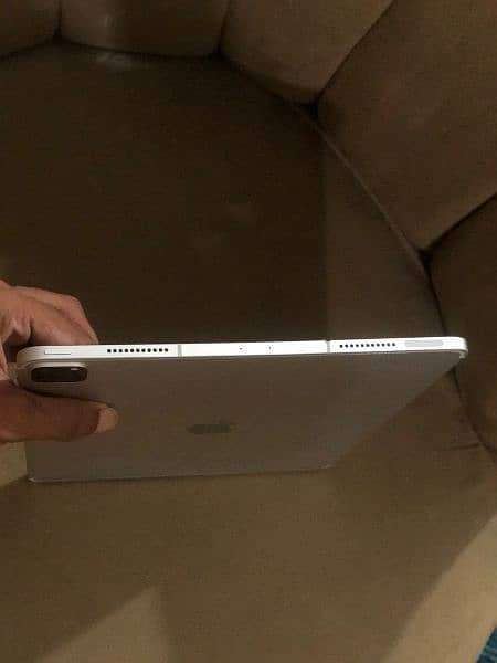 Ipad pro 12.9 M1 5th gen read ad 6