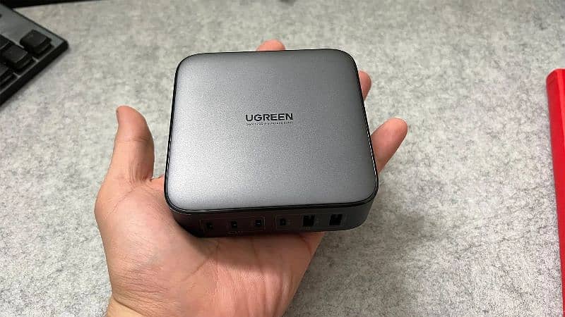 UGreen Desktop Charger 200W 4