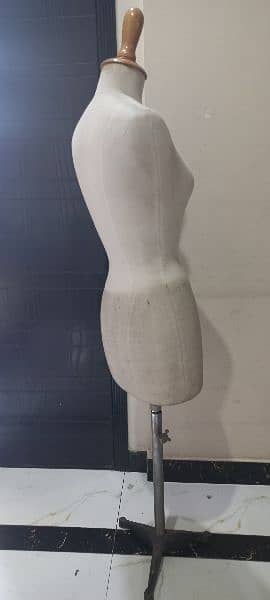 Female display mannequin 1