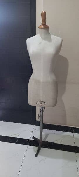 Female display mannequin 3