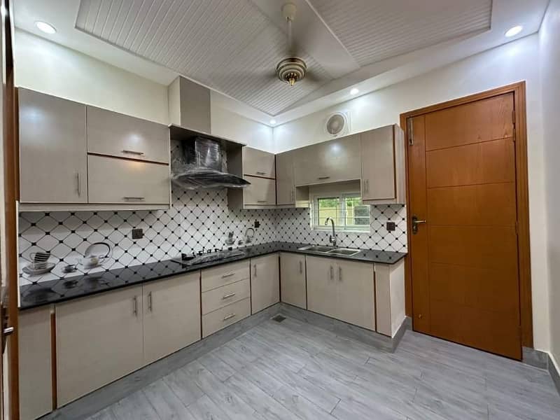 Stunning Prime Location 10 Marla House In Central Park - Block G Available 7