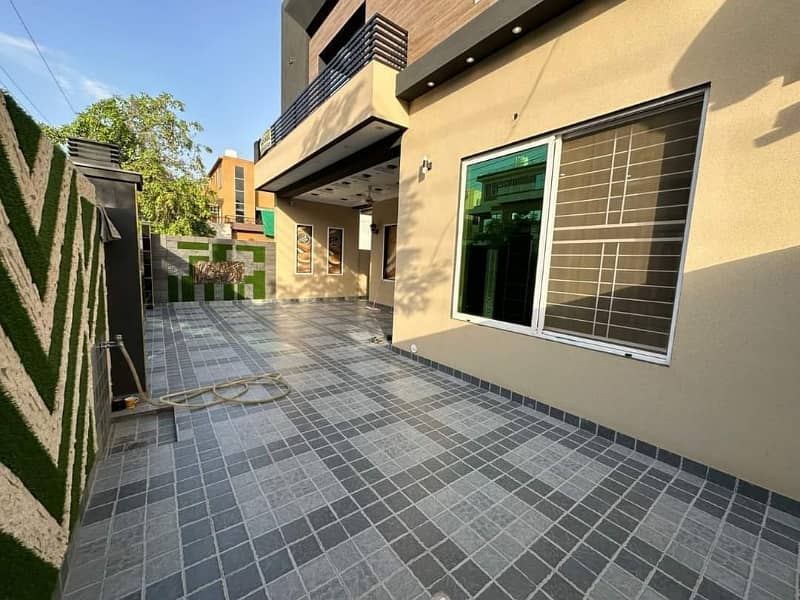 Stunning Prime Location 10 Marla House In Central Park - Block G Available 17