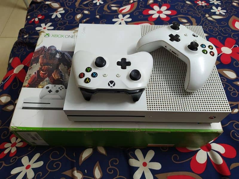 Xbox One S (1 TB) 3