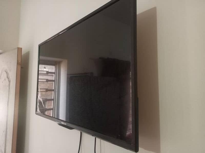 32 inches LED TV LUSH CONDITION FOR SALE 3