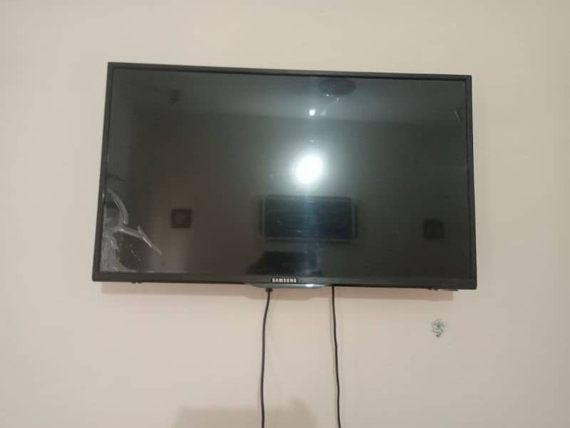 32 inches LED TV LUSH CONDITION FOR SALE 5