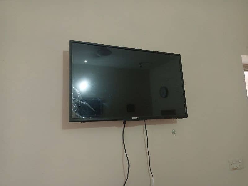 32 inches LED TV LUSH CONDITION FOR SALE 6