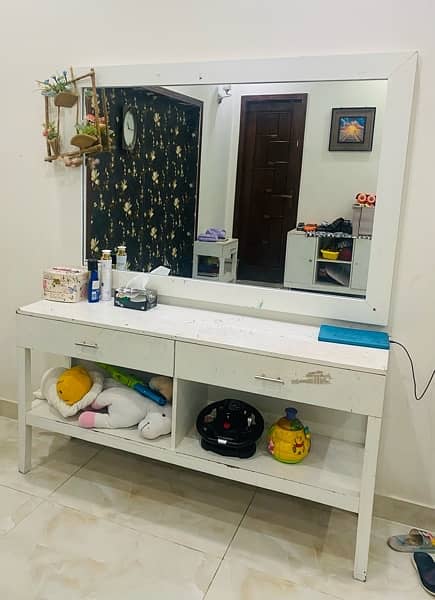 white dressing table with mirror 0