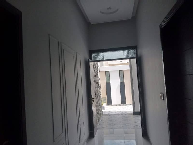 400 Square Yards Single Storey Leased House For Sale 18