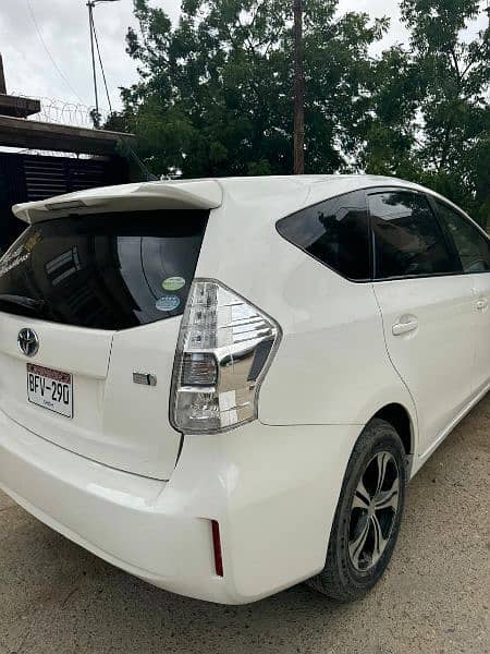 Toyota Prius Alpha 2012 5