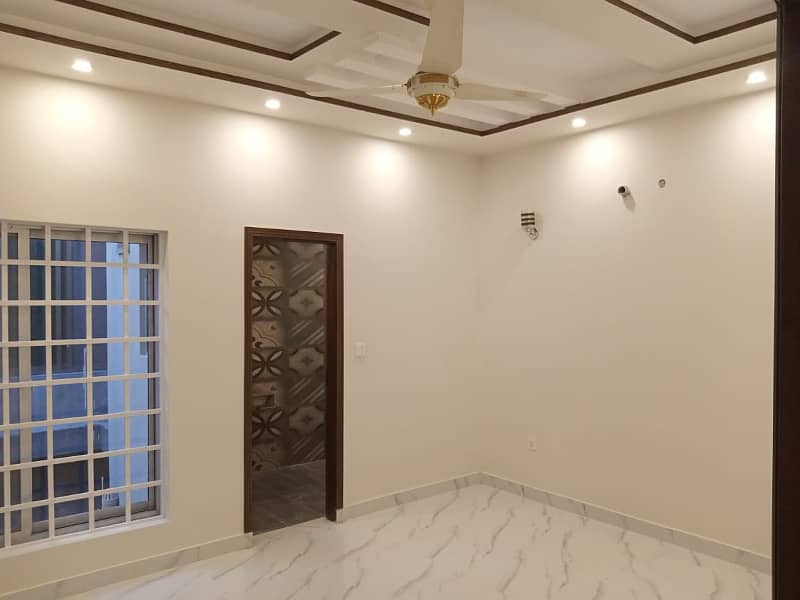 5 Marla Upper Portion For Rent In Eden Boulevard College Road Lahore 7