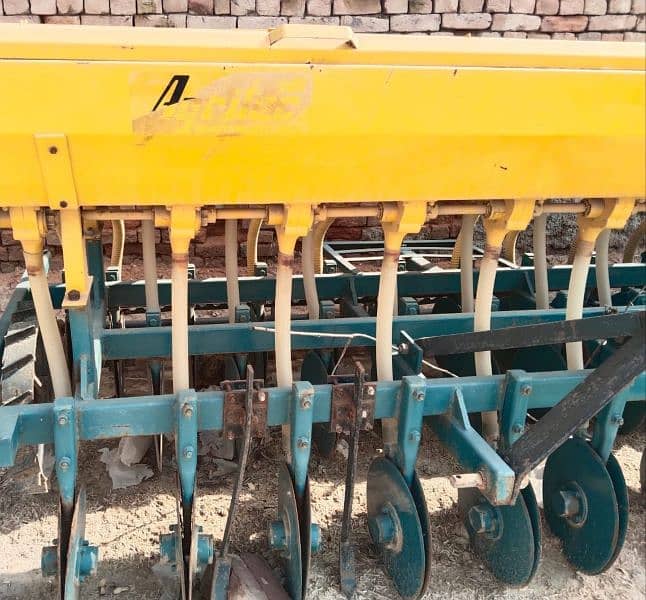 wheat collateral dril machine with fertilizer attachment 2