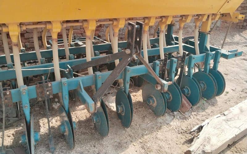 wheat collateral dril machine with fertilizer attachment 3