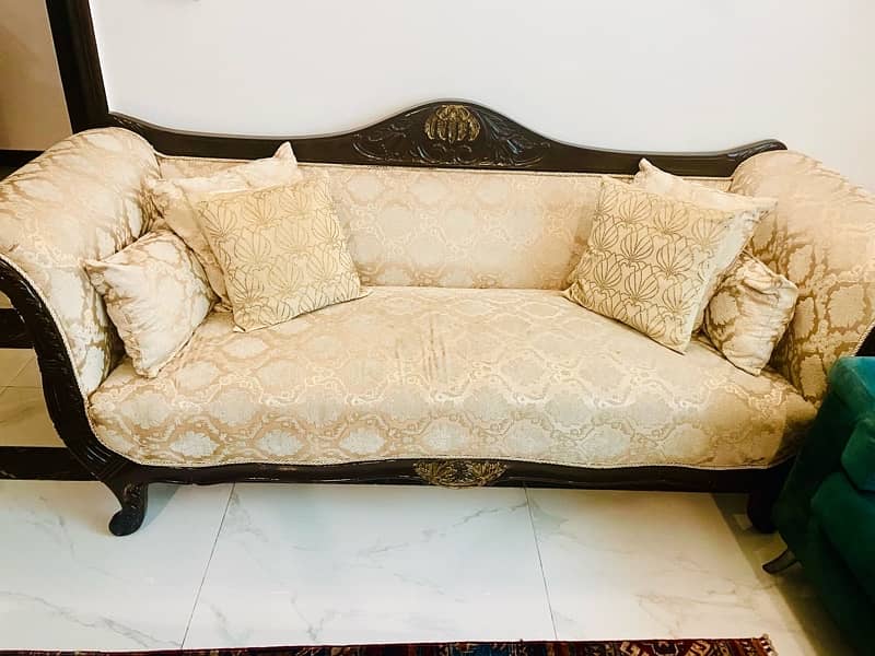 Gourmet Sofa set with center and side table 3