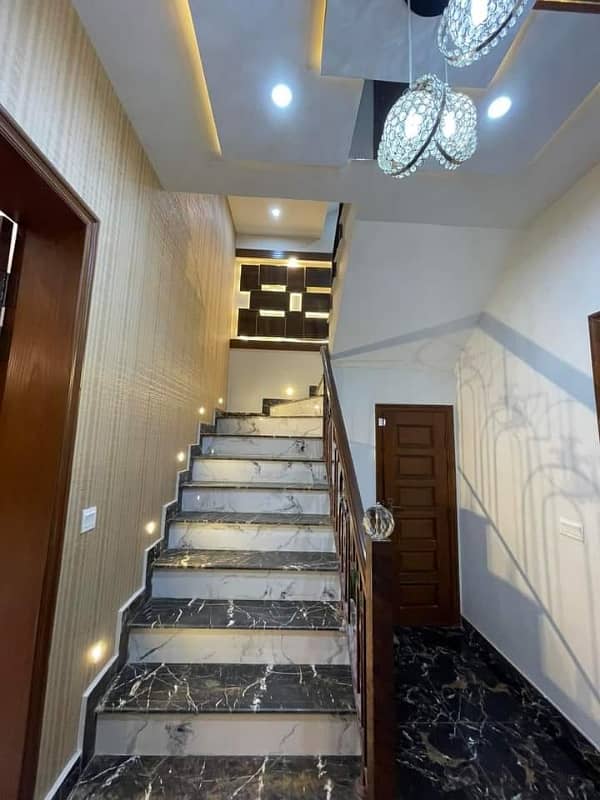 we are offering a 10 marla house for rent in janiper block bahria town Lahore 5