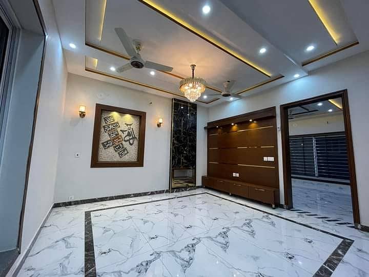 we are offering a 10 marla house for rent in janiper block bahria town Lahore 12