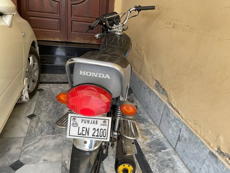 only 11000 km Honda 125 1