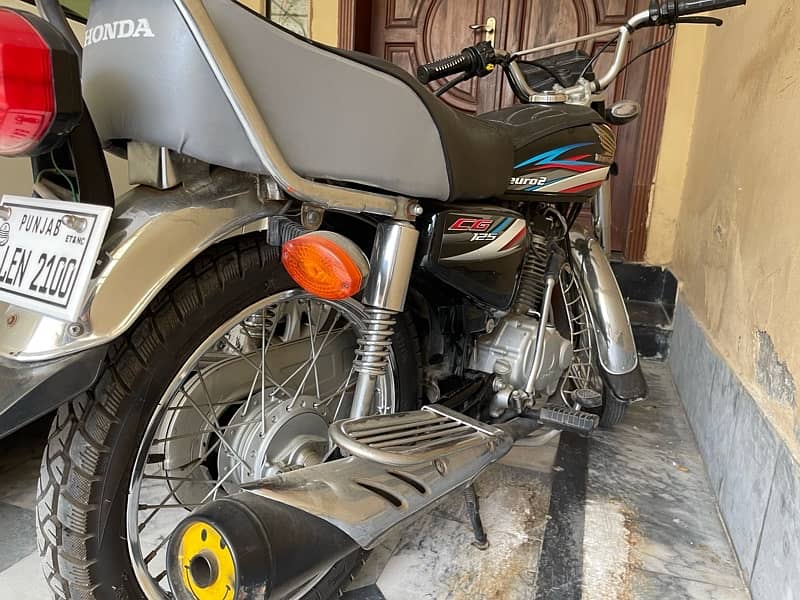 only 11000 km Honda 125 4