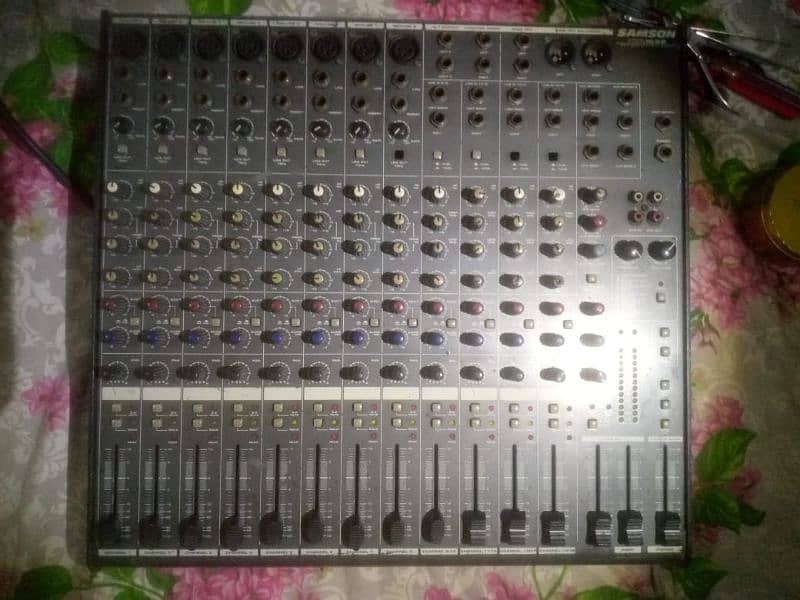 Dj mixer/amplifier/sound 4