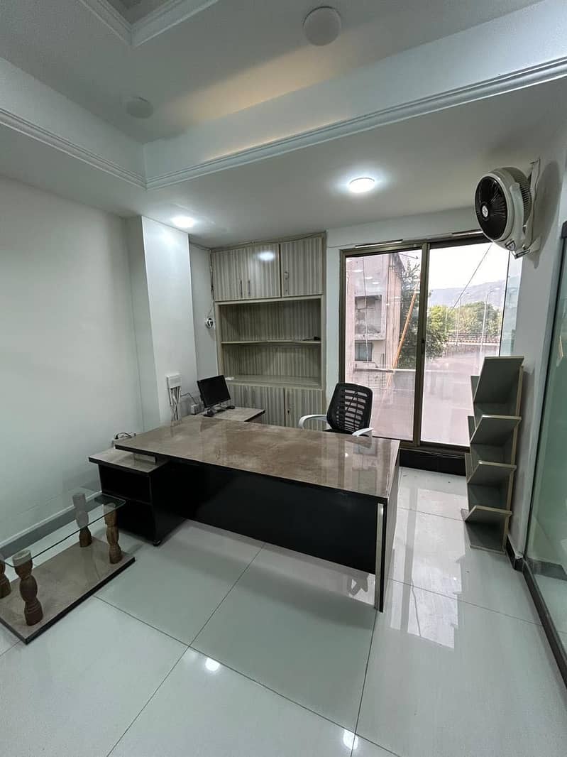 BEAUTIFUL FULLY FURNISHED OFFICE FOR RENT BLUE AREA 3