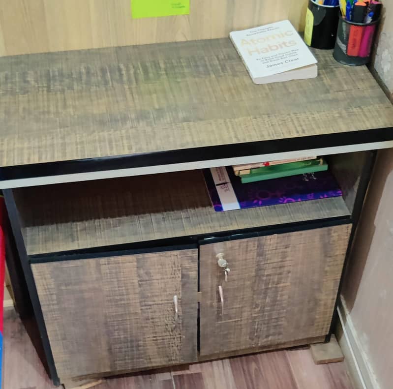 Made of fine Wood, with locked wide drawers. 1