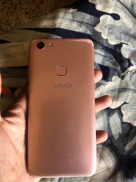 vivi v7 pta approved 4GB RAM ROM 32 and sath box bi hain or charger 1