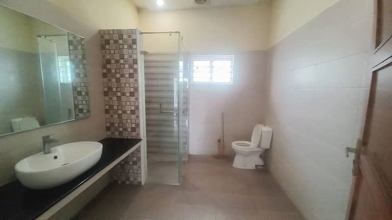 3 Beds 20 Marla Upper Portion Rent in Ex Air Avenue DHA Phase 8 Airport road Lahore. 2