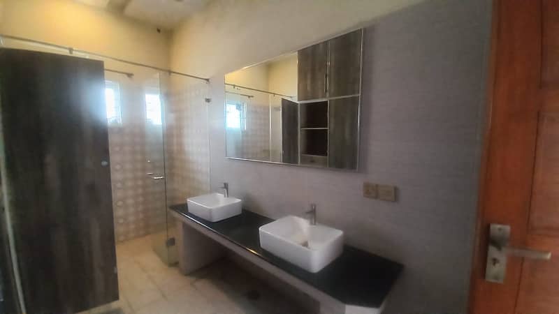 3 Beds 20 Marla Upper Portion Rent in Ex Air Avenue DHA Phase 8 Airport road Lahore. 9