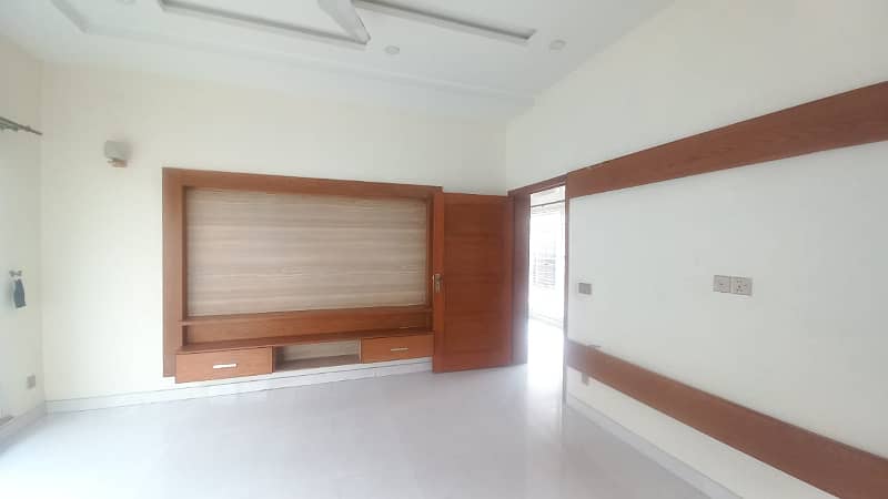 3 Beds 20 Marla Upper Portion Rent in Ex Air Avenue DHA Phase 8 Airport road Lahore. 10