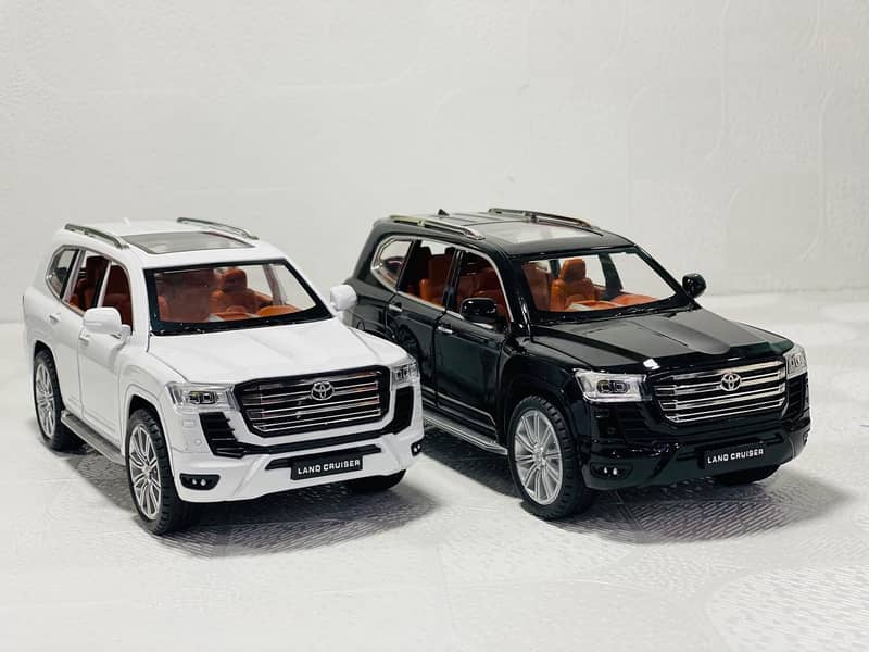 Diecast Models Landcruiser V8,Siber truck,Lexus570. Lamborghini,Ferra 17