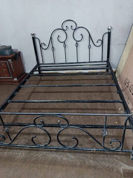 IRON bed 0