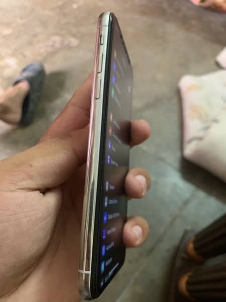 Exchange possible Iphone x 256 (factry unlocked) 12